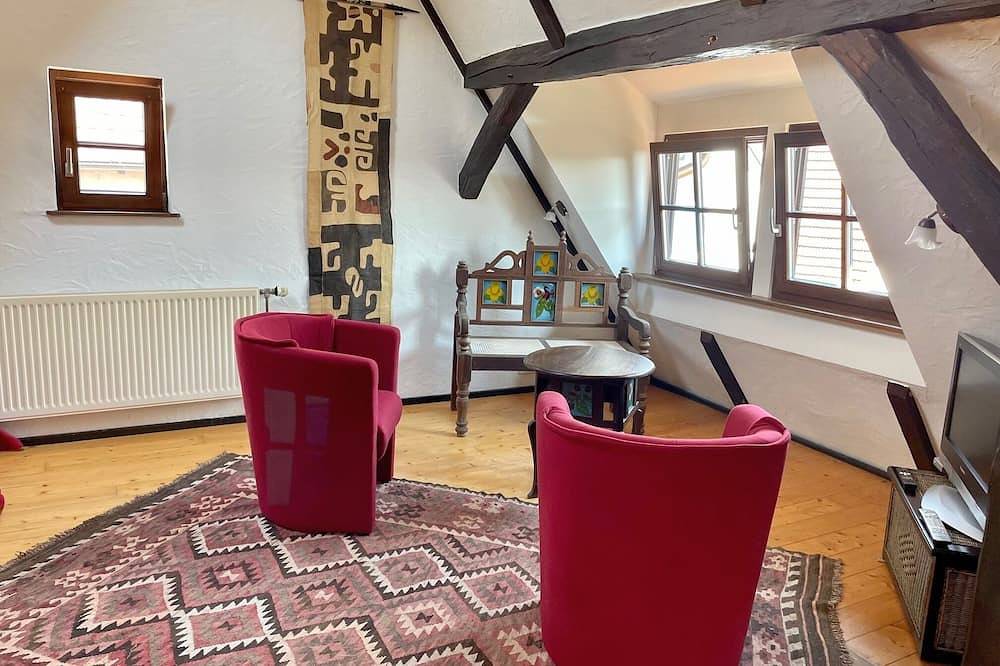 Ganze Wohnung, \"An den Rebterrassen\", sehr schöne Dachgeschosswohnung, naturnah, Dachterrasse in Kenzingen, Südschwarzwald