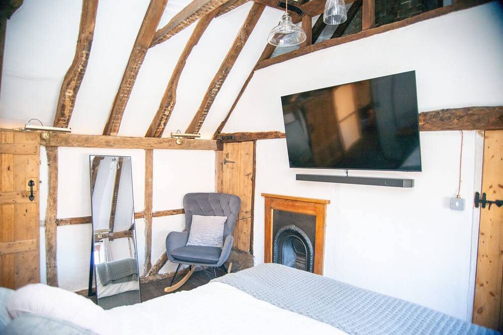 Ye Olde Cottage - Home from home in Crawley, West Sussex