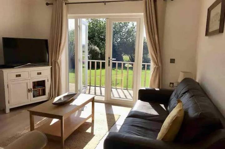 Peaceful home from home cottage beautifully presented in village location. in Warwickshire