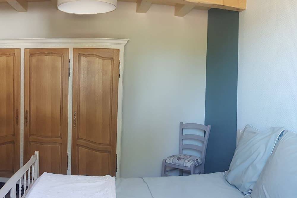 Blaue Fensterläden des ländlichen Hauses in Saint-Symphorien-de-Lay, Roanne und Umgebung