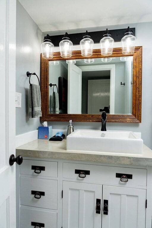 Belhaven Arts Hideaway: 1927 craftsman guest suite featuring local artists in Jackson, Hinds County