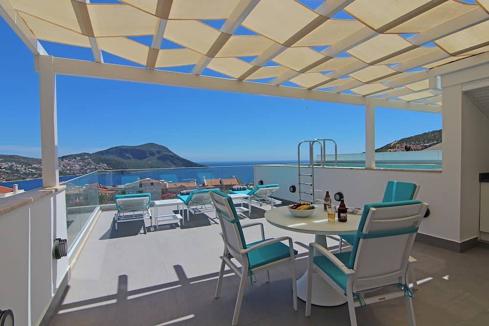 Ganze Wohnung, Brandneues, modernes Luxusapartment mit atemberaubendem Meerblick und privatem Dachpool. in Kaş, Provinz Antalya