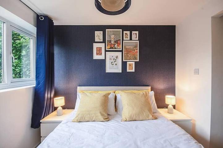 Spacious 4 Bed House, City Centre -w/Parking in Kent