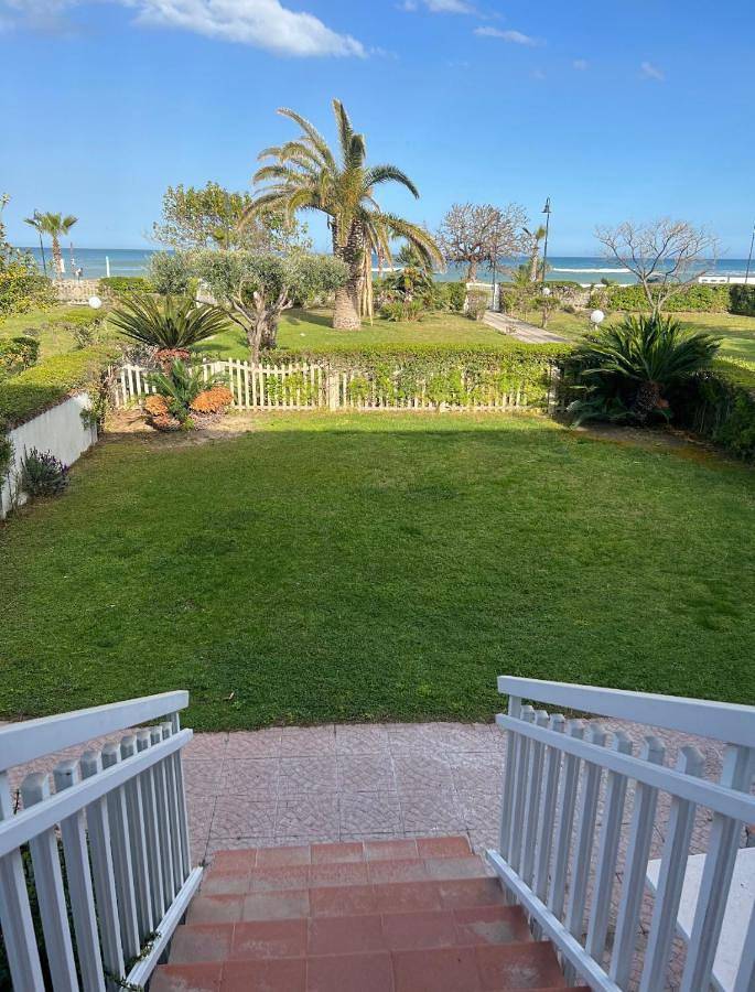 Location de vacances pour 5 personnes, avec Balcon et Terrasse ainsi que Jardin et Vue à Bianco (homonymie)