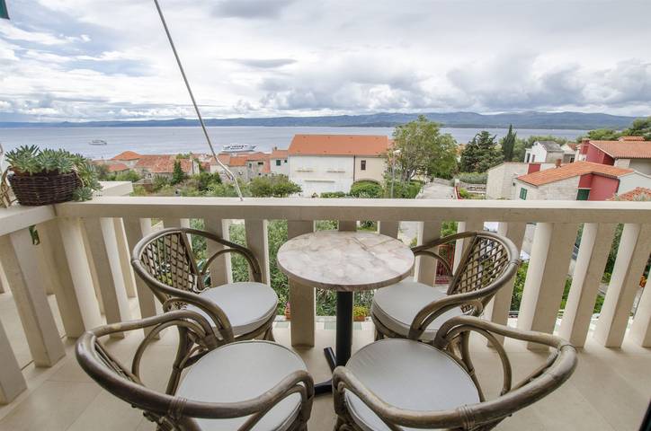 Vacation rental for 5 people, with balcony in Bol