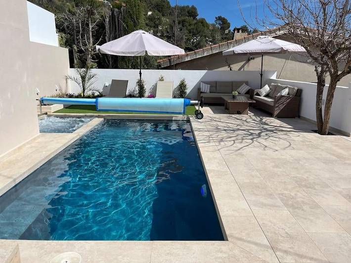 Apartamento para 5 personas, con Jacuzzi y Terraza además de Piscina y Vistas en Corbera de Llobregat