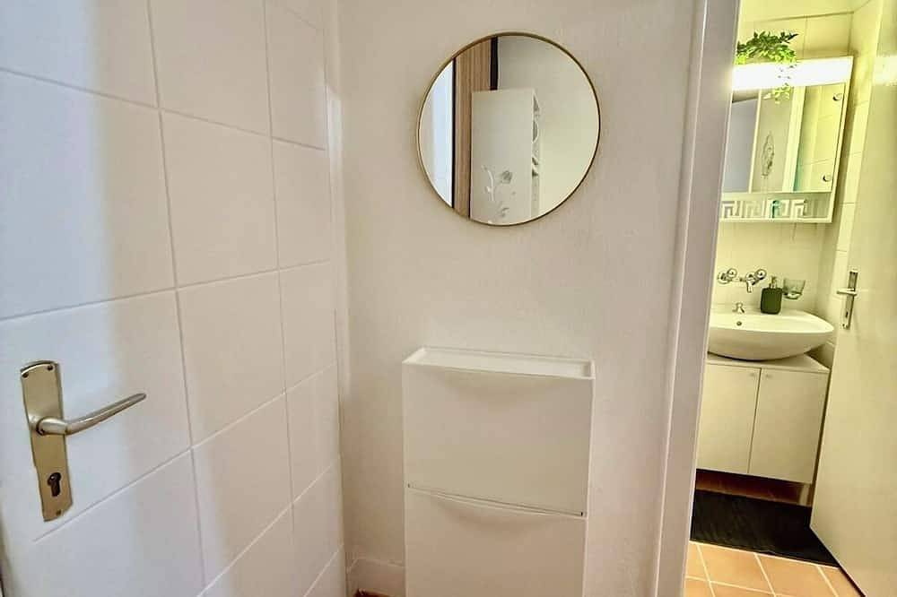 Appartamento intero, **2 min from the Jet d'Eau | Renovated 24m² studio apartment, Geneva center **) in Les Eaux-Vives, Ginevra