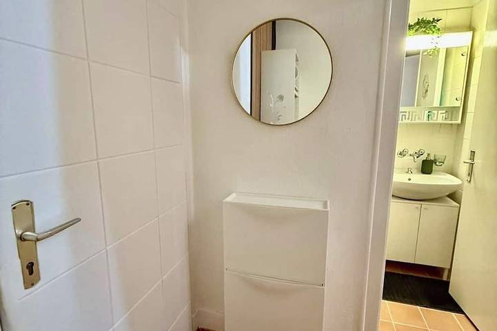Entire apartment, **2 min from the Jet d'Eau | Renovated 24m² studio apartment, Geneva center **) in Eaux-Vives, Genève