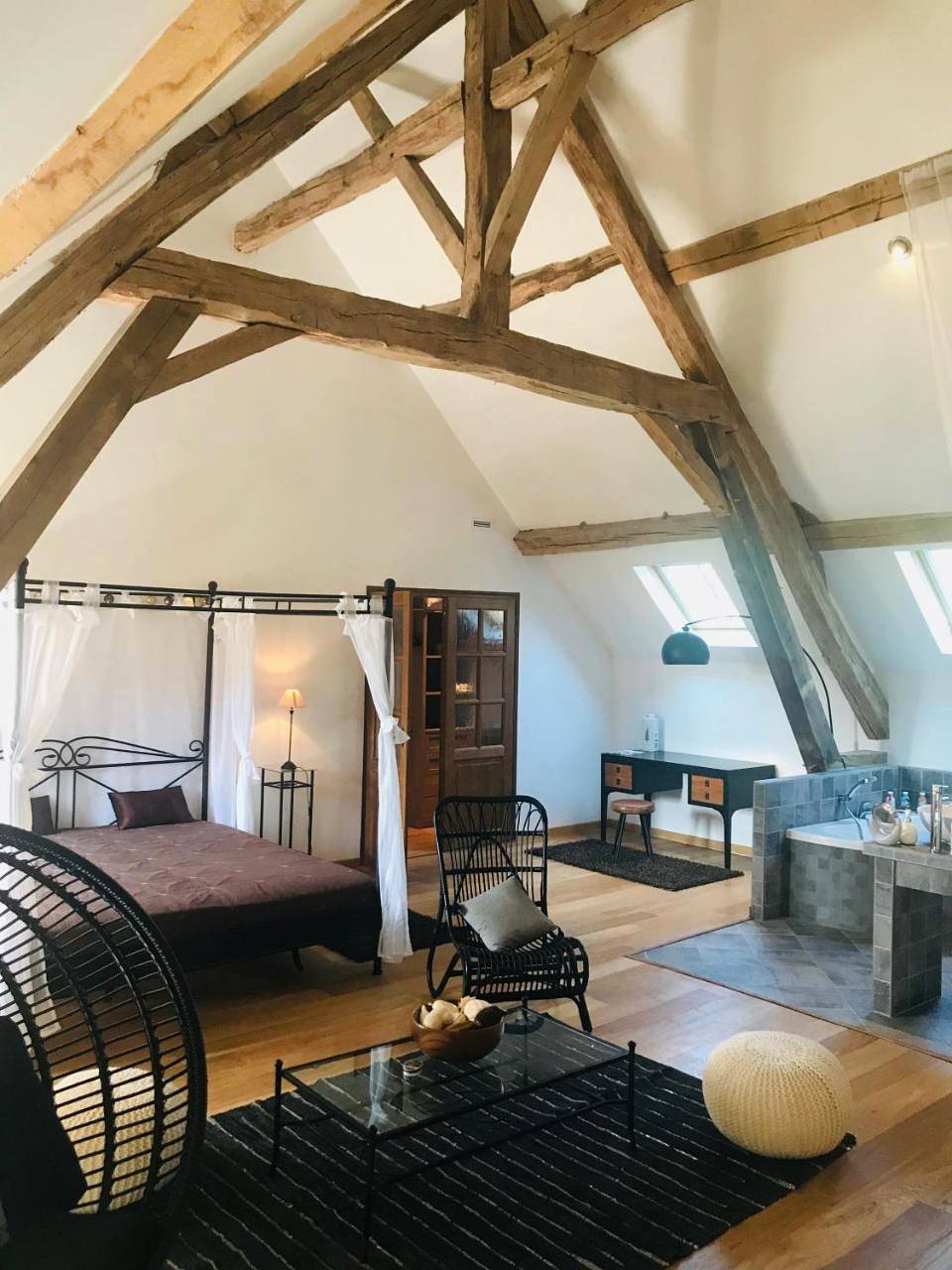 Single Room in Mézilles, Région d'Auxerre