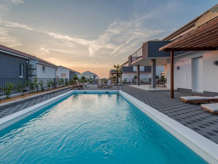 Dom wakacyjny dla 8 osób, z taras i basen, zwierzęta dozwolone w Sukosan