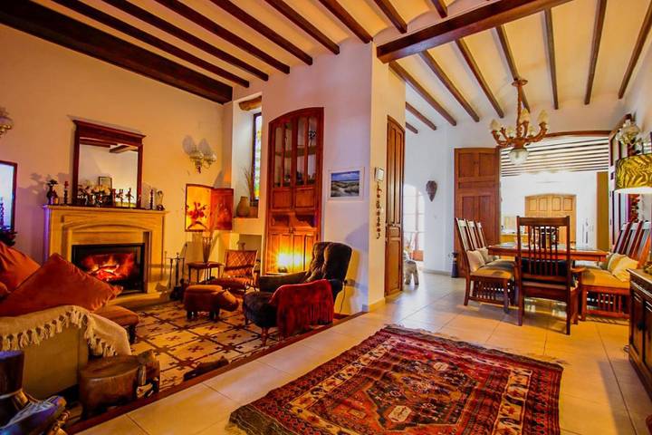 Location de vacances pour 2 personnes, avec terrasse ainsi que jardin et piscine à Tàrbena