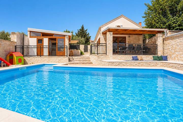 Ferienhaus für 4 Personen, mit Terrasse und Kinderpool in Rastevic