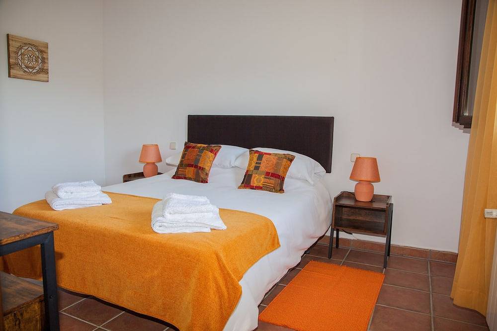 'Rabilargo', a 2 bedroom luxury cottage in Candeleda, Valle del Tiétar