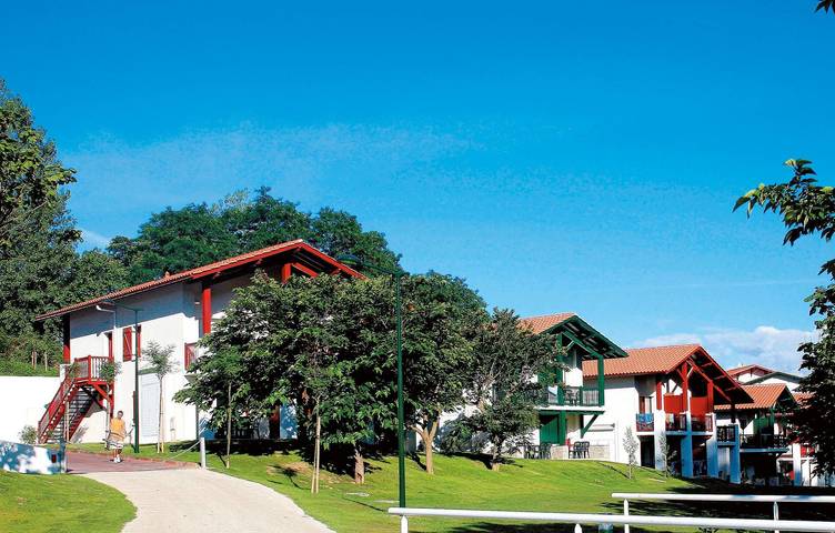 Gîte pour 4 personnes, avec terrasse et jardin ainsi que bassin pour enfant et piscine, adapté aux familles à Saint-Jean-de-Luz - 3