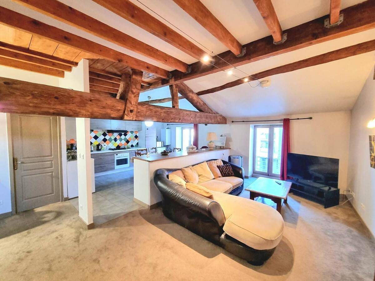 Appartement entier, Two-Bedroom Apartment in Villefranche-sur-Saône, Beaujolais