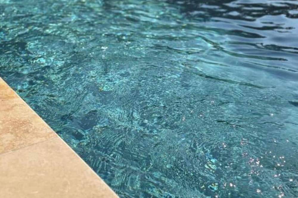Magnificent villa with Jacuzzi, pétanque pool and large garden in Fourques, Nimes region