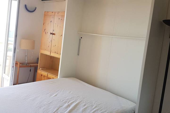 Entire apartment, Studio with sea view balcony for 4 pers. quiet with swimming pool, parking and cellar in Le Lavandou, Mediterranean Coast (France)
