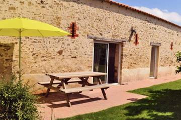 Location de vacances pour 5 personnes, avec piscine et jardin, animaux acceptés à Saint-Hilaire-la-Forêt