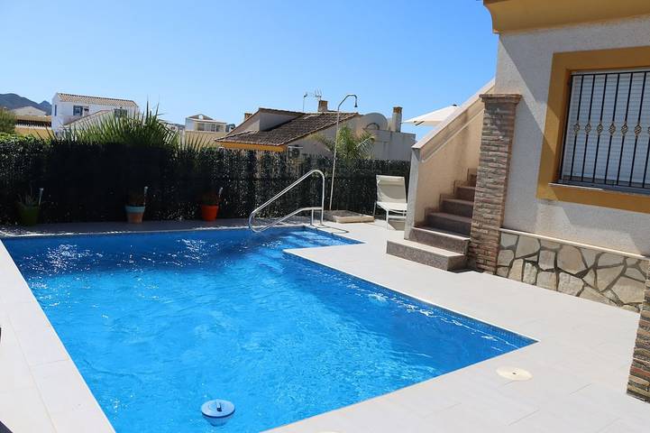 Chalet para 4 personas, con piscina y terraza - 1