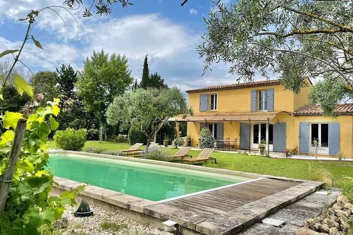 Location de vacances pour 8 personnes, avec jardin et terrasse à Ansouis