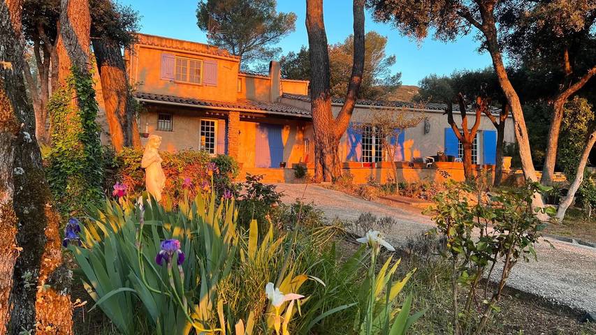 Bastide Lou Pèbre d'Aï - Soleil des Collines : in La Roquebrussanne, Région de Brignoles