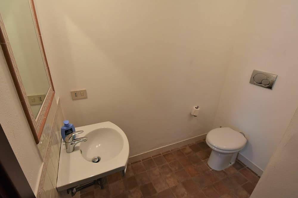 Schönes alleinstehendes Ferienhaus für 8 Gäste mit Pool,  W-Lan, Tv, Terrasse und Panoramablick in Castana, Oltrepò Pavese