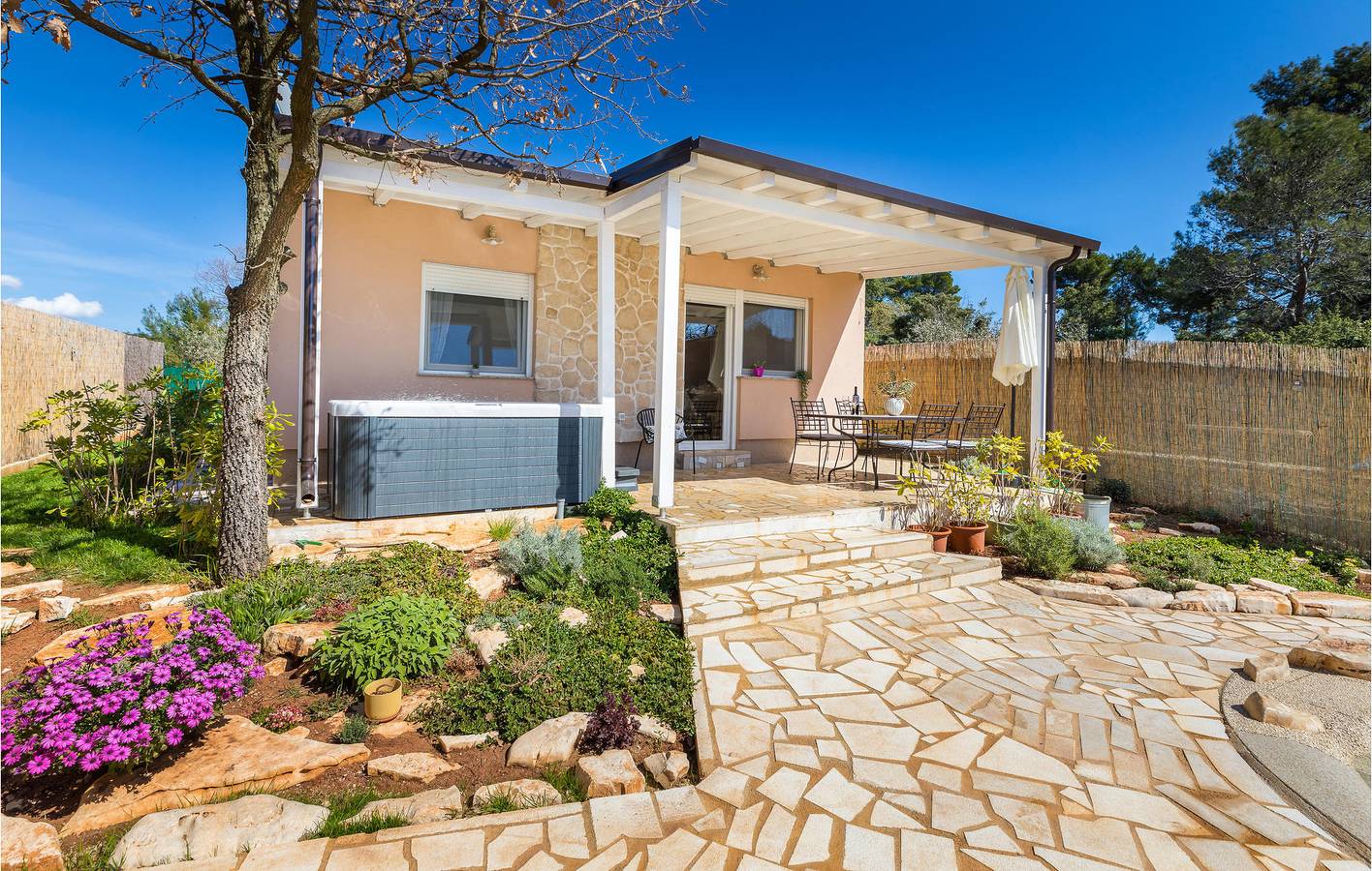 Charmantes Apartment mit Pool, in der Nähe des Strandes von Fažana – WLAN und Parkplatz inklusive in Grad Vodnjan, Südküste Istrien