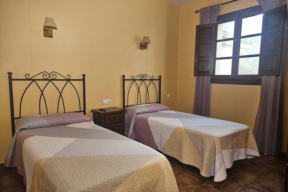 Alojamiento Rural con piscina frente a la Cueva del Gato, a 9 km de Ronda. in Benaoján, Provincia de Málaga