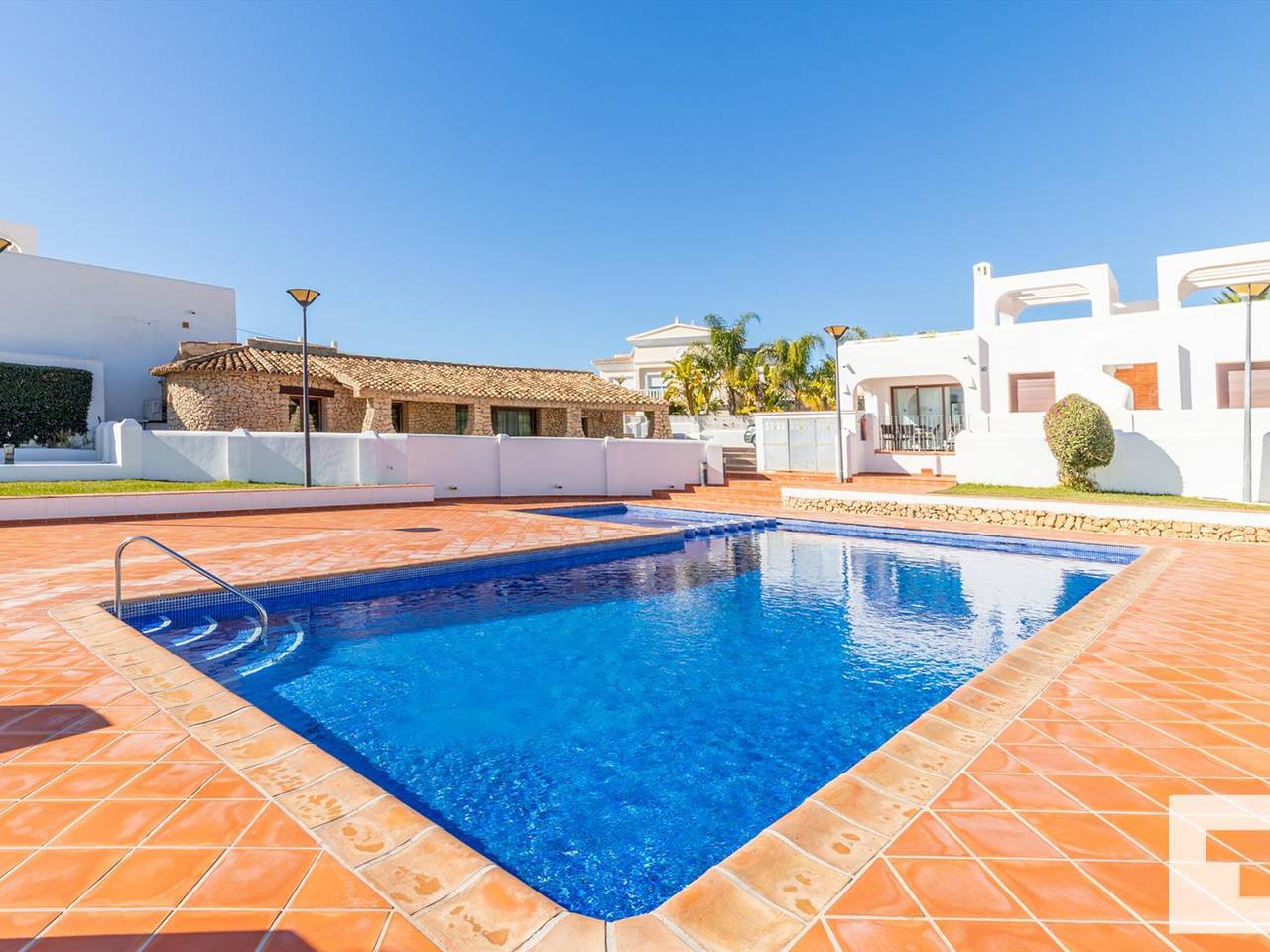 Modern Villa in Calpe: Private Terrace, Pool, A/C, Parking, Next to Nautical Club in Carrio, Calpe