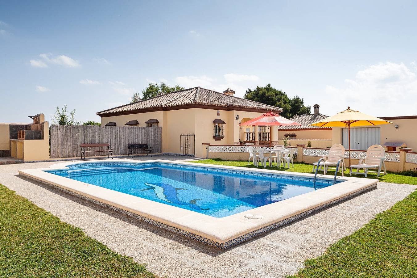 Ruhiges Haus "Camino del Pozo La Boyal" in der Nähe des Stadtzentrums mit Pool und Rasenfläche in Pago del Humo, Chiclana de la Frontera