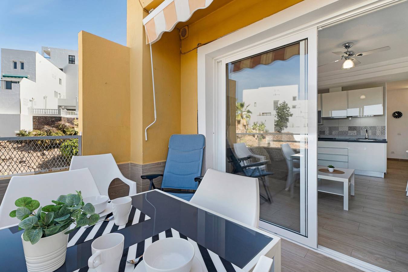 Entire apartment, Vacation Apartment 'Orlando 314' with Sea View, Shared Pool and Wi-Fi in Puerto Colon, Adeje