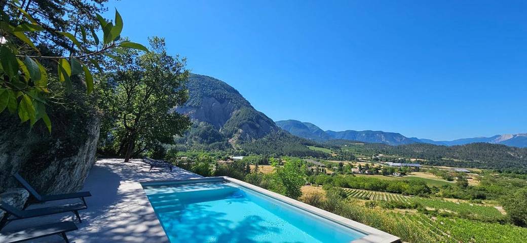 Villa pour 10 personnes, avec Balcon et Terrasse ainsi que Jardin et Piscine