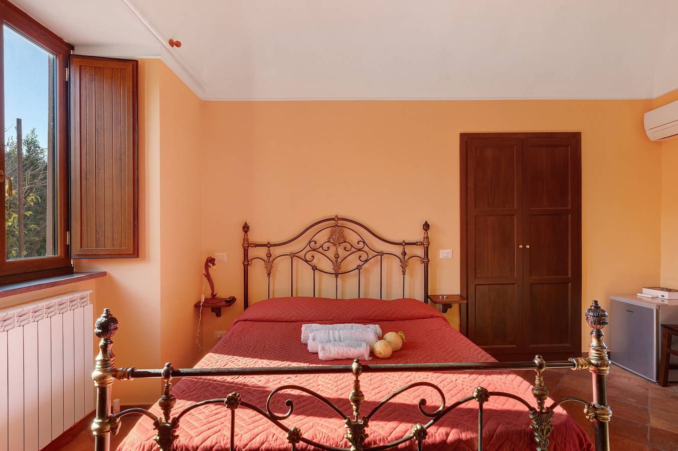 Ganze Wohnung, Ferienhaus 'Camera Limone Con Vista Mare' mit Meerblick, Wi-Fi und Klimaanlage in Vico Equense, Sorrento Coast