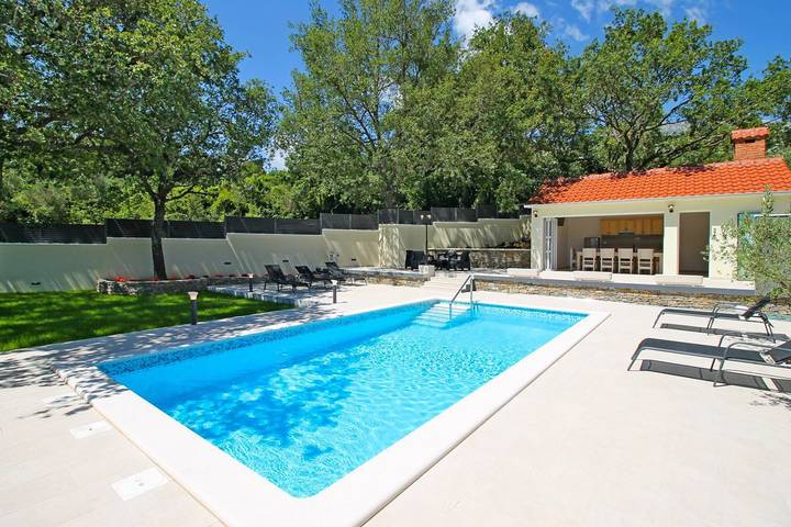 Villa for 10 personer, med pool og terrasse samt have - 1