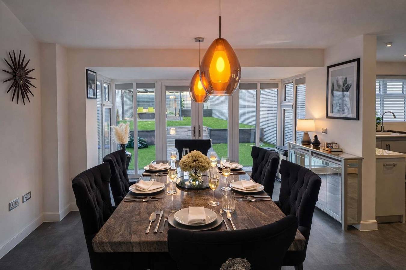 Luxurious Majestic 4 Bedroom- Free Parking in Swanscombe and Greenhithe, Dartford