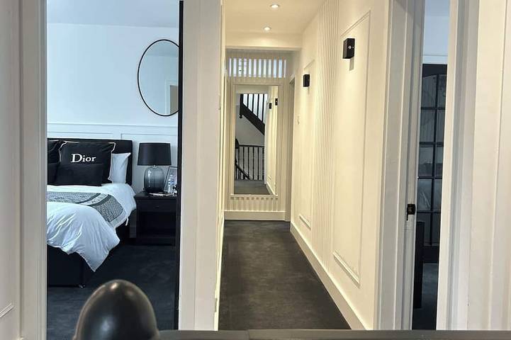 Fabulous 7-bedroom Hyacinth House perfect for your Birmingham getaway in Birmingham, Birmingham Area