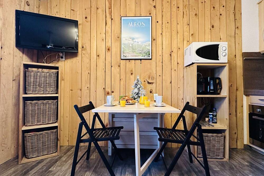 Entire apartment, Les 4 Flocons Modern comfort, sunny balcony & broadband fiber in Auron in Auron, Saint-Étienne-de-Tinée