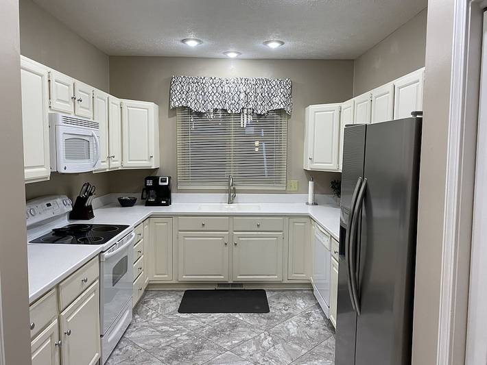 Vacation rental for 4 people, with sauna and hot tub as well as balcony and pool in Lake Keowee