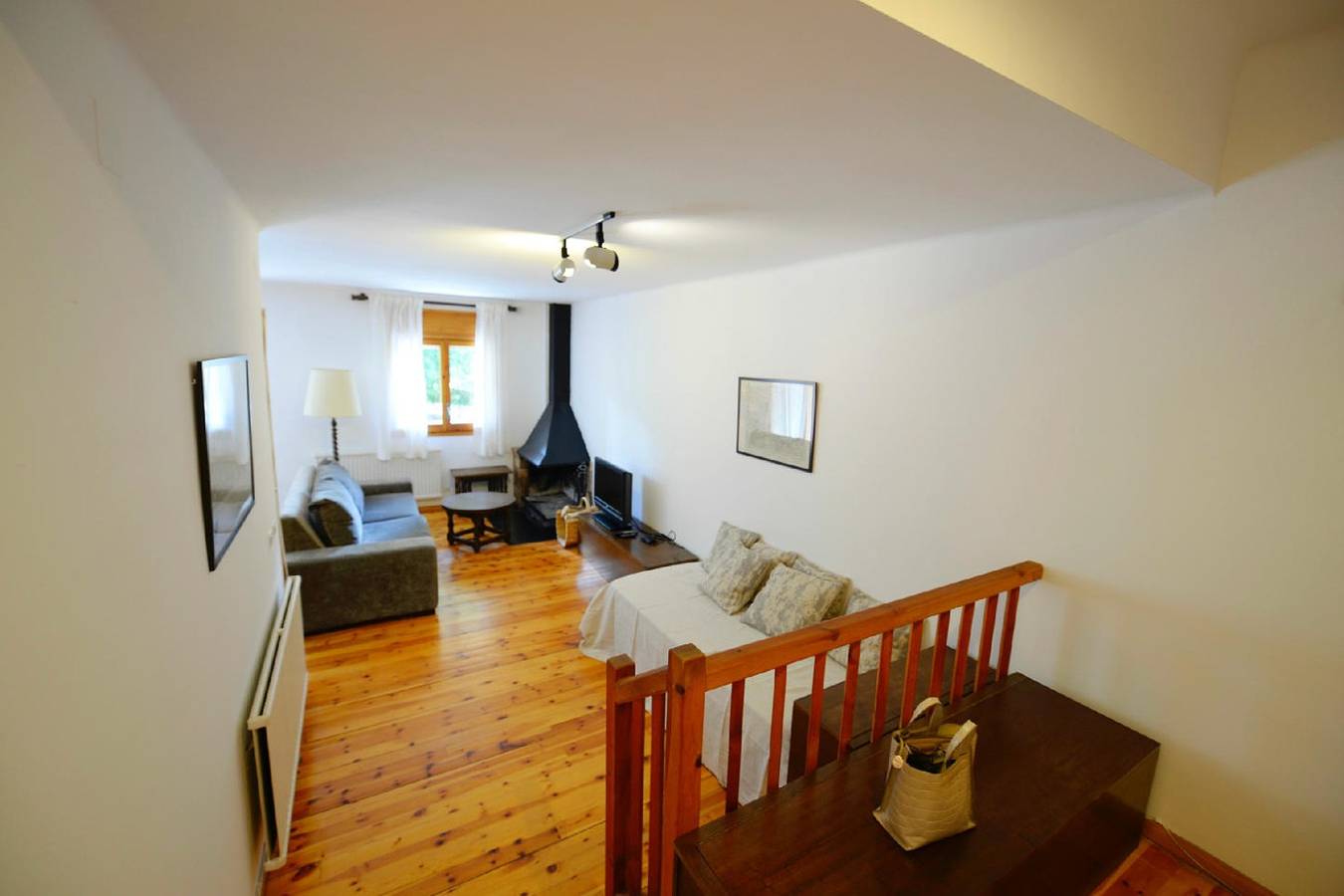 Apartamento vacacional entero, Apartamento 2 hab. Chimenea, Pista Fútbol y Terraza in Bellver de Cerdaña, Pirineo Catalan