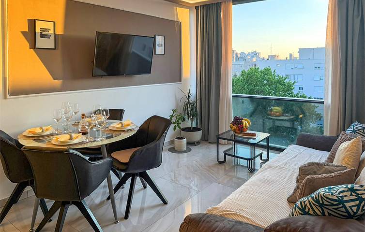 Appartement de vacances entier, Appartement confortable avec Wi-Fi, climatisation, télévision, cuisine et place de stationnement dans la rue in Split, Split-Dalmatie