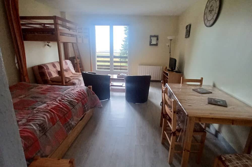 Appartement entier, Studio calme avec parking et vue sur Monts du Cantal in Lac Pavin, Besse-et-Saint-Anastaise