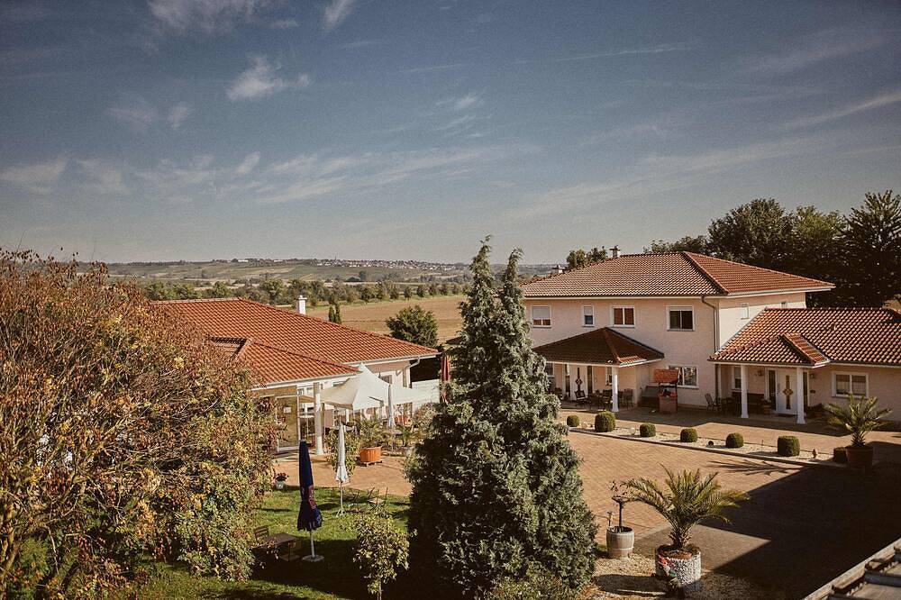 Entire apartment, Vacation apartment at the Winzerhof with a view of the vineyards. in Stadecken-Elsheim, Rhinehesse region