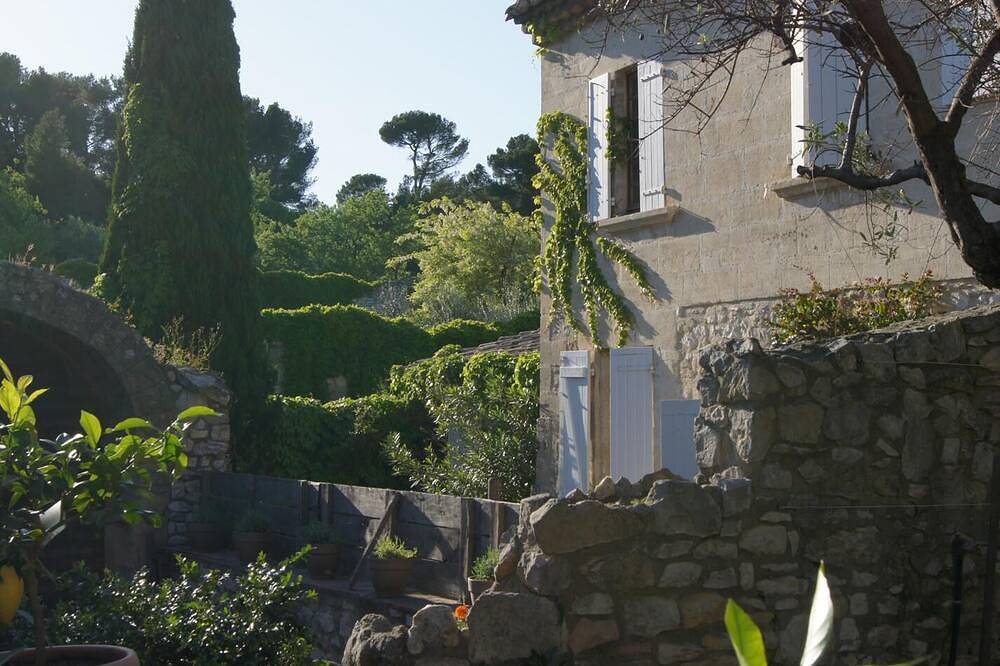 Gîte-Superior-Ensuite with Bath-Courtyard view in Villeneuve-lès-Avignon, Nimes region