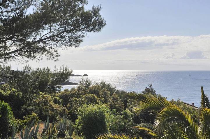 Maison de vacances pour 4 personnes, avec terrasse ainsi que jardin et piscine