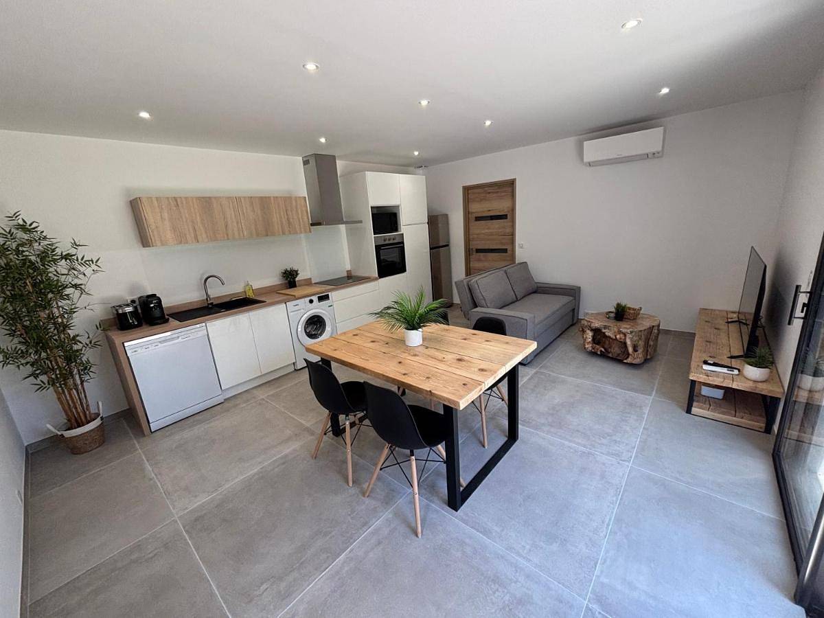 Appartement entier, One-Bedroom Apartment with Garden in Mouans-Sartoux, Côte méditerranéenne (France)