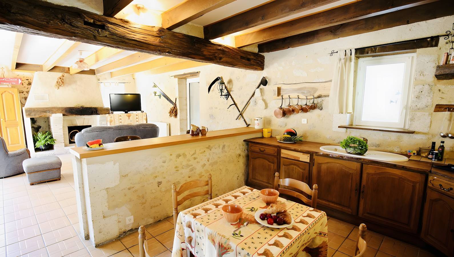 Maison de campagne 'Seul Au Monde' avec piscine privée, terrasse et jardin privatifs in Guizengeard, Charente