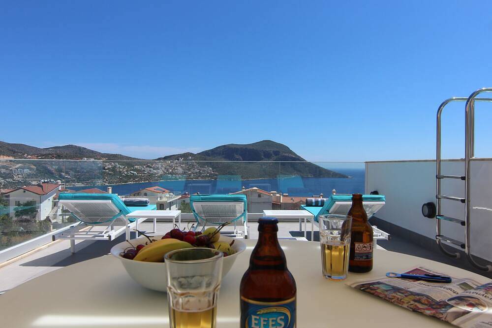 Ganze Wohnung, Brandneues, modernes Luxusapartment mit atemberaubendem Meerblick und privatem Dachpool. in Kaş, Provinz Antalya