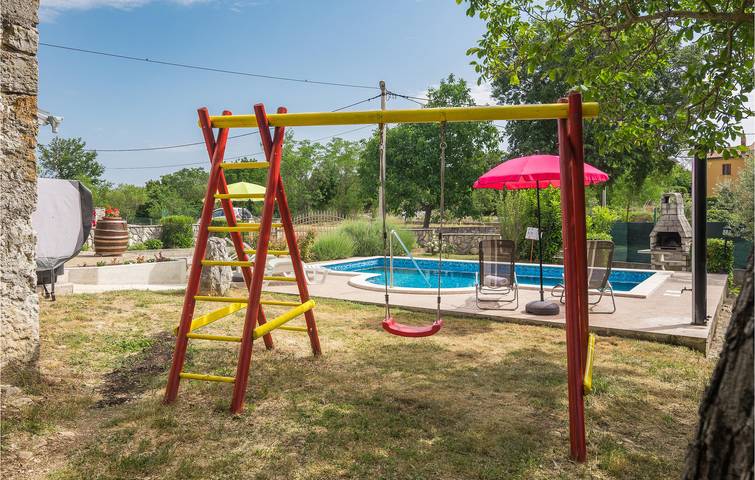 Charming 2BR Apartment with Pool & Terrace Near Agroturizam, 600m to Restaurant in Eastcoast Istria