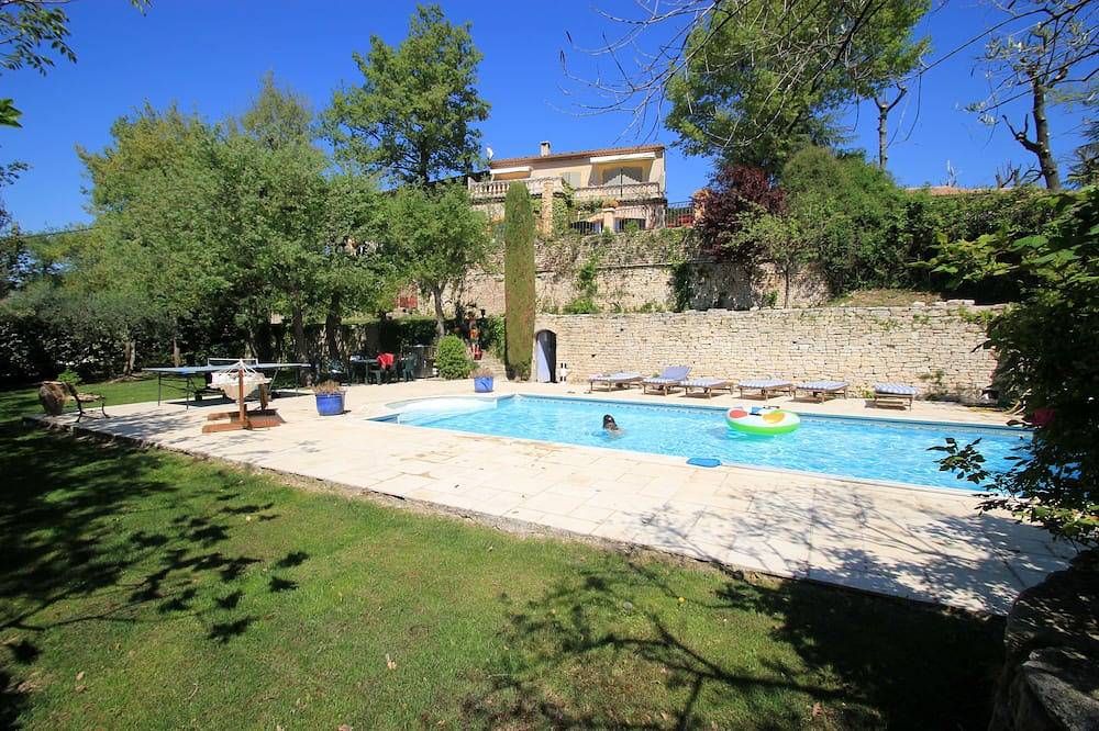 Air-conditioned luxury farmhouse, heated swimming pool, sports hall, billiards and table soccer, in Robion, Parque natural regional del Luberon