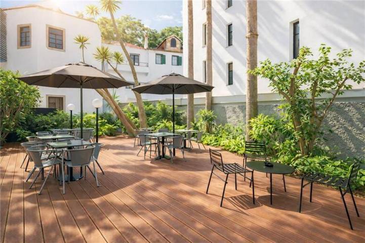 Hôtel pour 4 personnes, avec balcon et piscine